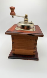 Vintage Kaffeemühle aus Holz mit Handkurbel – klassische Kaffeemühle Foto 3