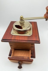 Vintage Kaffeemühle aus Holz mit Handkurbel – klassische Kaffeemühle Foto 4