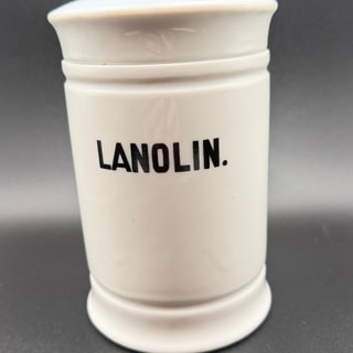 Apothekergefäß „LANOLIN“, weißes Porzellan mit Deckel