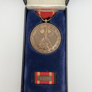 Bundeswehr KFOR Einsatzmedaille, Bronze mit Bandspange und Etui