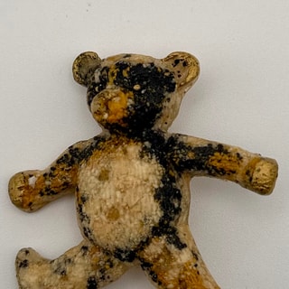 Vintage Teddybär-Brosche aus Kunstharz, Unikat 1970/80er